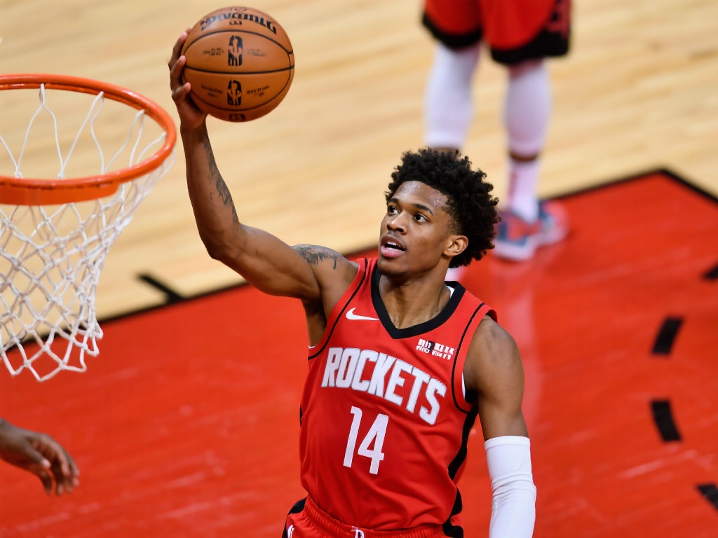 在与西强对手太阳队的一场关键比赛中，他再